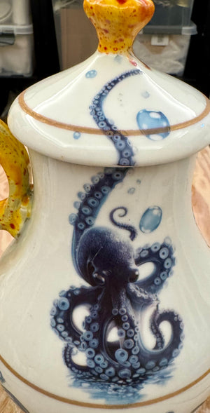 Was macht der Oktopus auf der Teekanne?