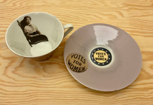 "Emmeline Pankhurst", Lilienporzellan-Tasse aus der Suffragetten-Serie