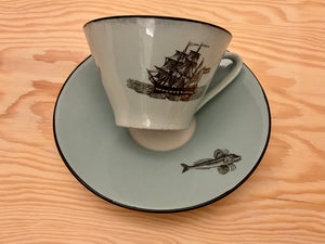 Lilienporzellan-Tasse blau "Böses Monster, armes Schiff"