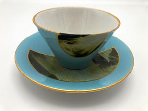 Lilienporzellan-Tasse blau mit Lichtbildern.