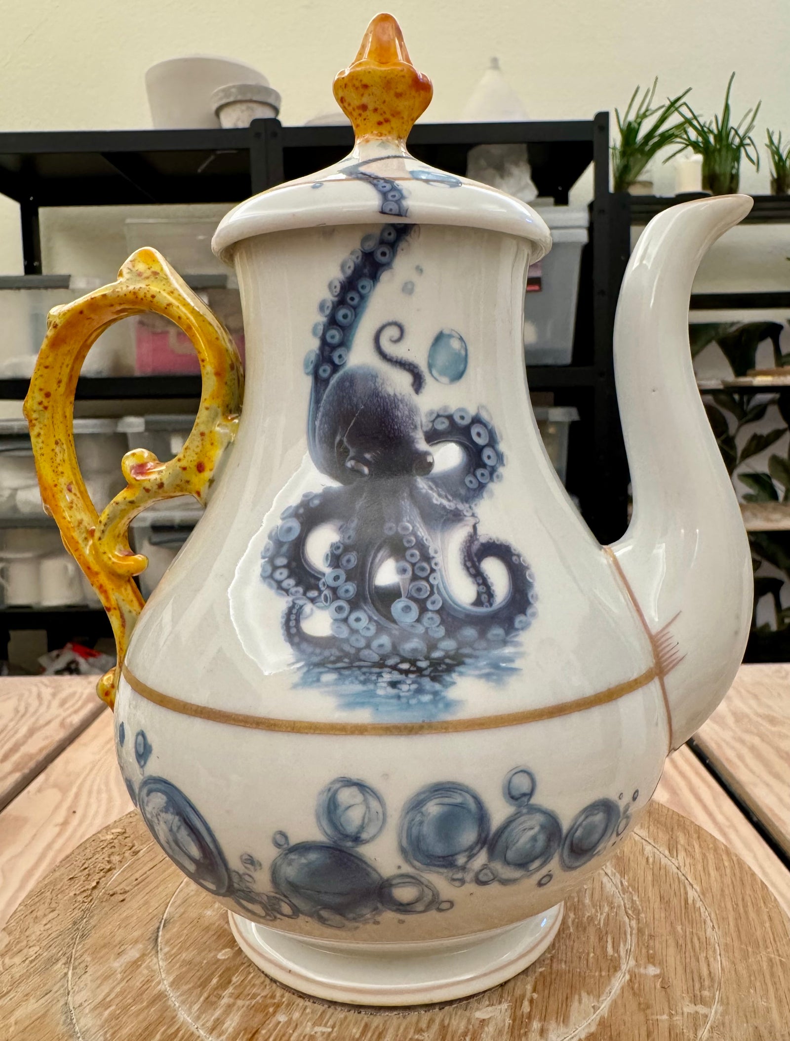 Was macht der Oktopus auf der Teekanne?