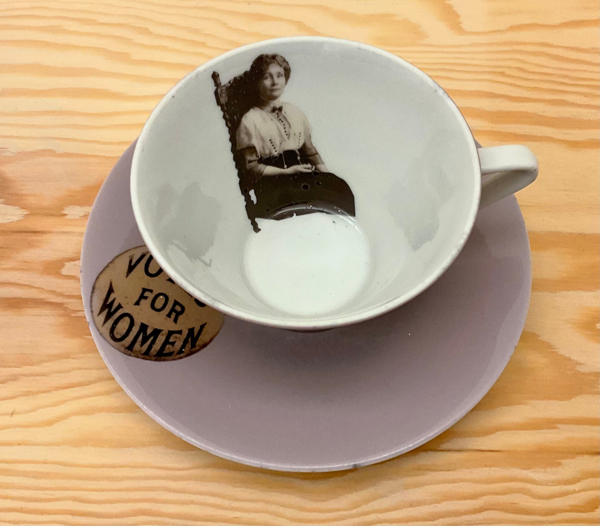 "Emmeline Pankhurst", Lilienporzellan-Tasse aus der Suffragetten-Serie