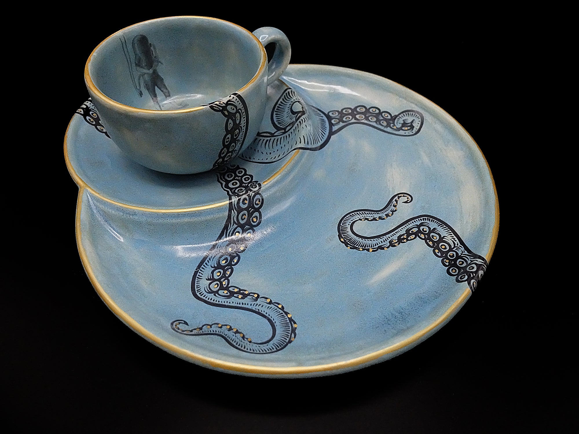 Keramik Frühstücksteller blau marmoriert mit Tentakeln, Taucher und Schildkröte