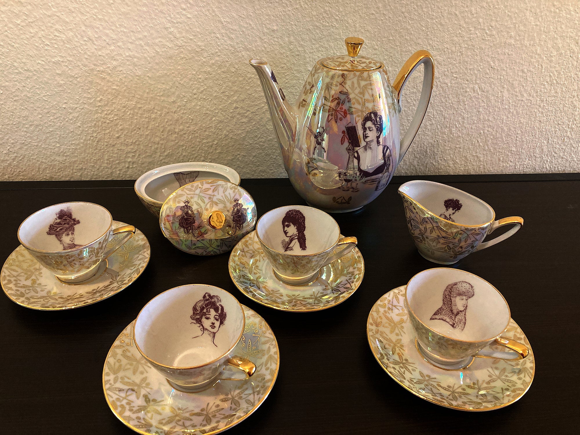"Starke Frauen, stolze Damen" Vintage Kaffee-Set in Perlmutt-Glasur mit Goldrand