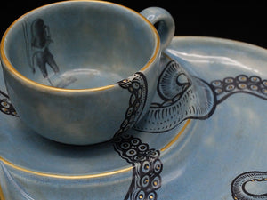 Detailansicht Keramik-Frühstücksteller blau/gold mit Tentakeln, Taucher und Seepferdchen 